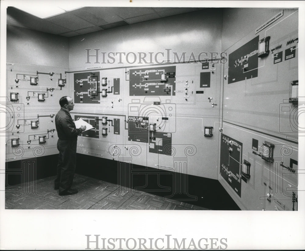 1963 Press Photo Truax Air Force Base Control Center, Madison, Wiscosin.- Historic Images