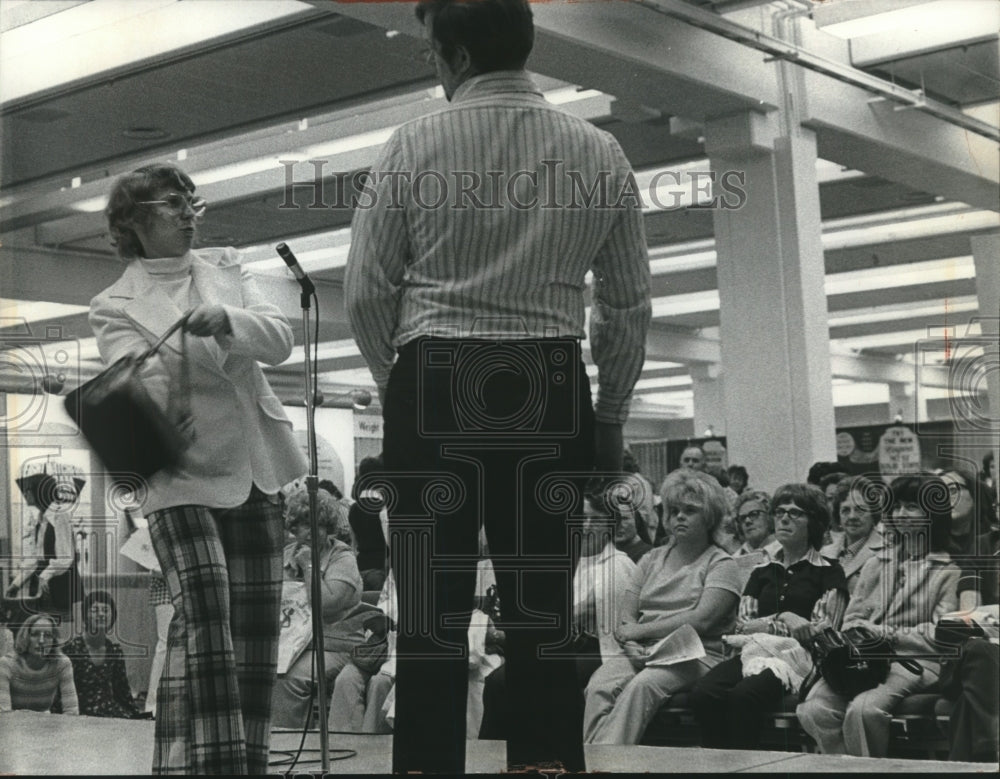 1974 Press Photo Linda Johnson demonstrates how to use purse, self-defense move