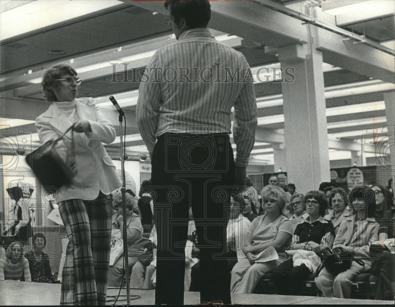 Load image into Gallery viewer, 1974 Press Photo Linda Johnson demonstrates how to use purse, self-defense move
