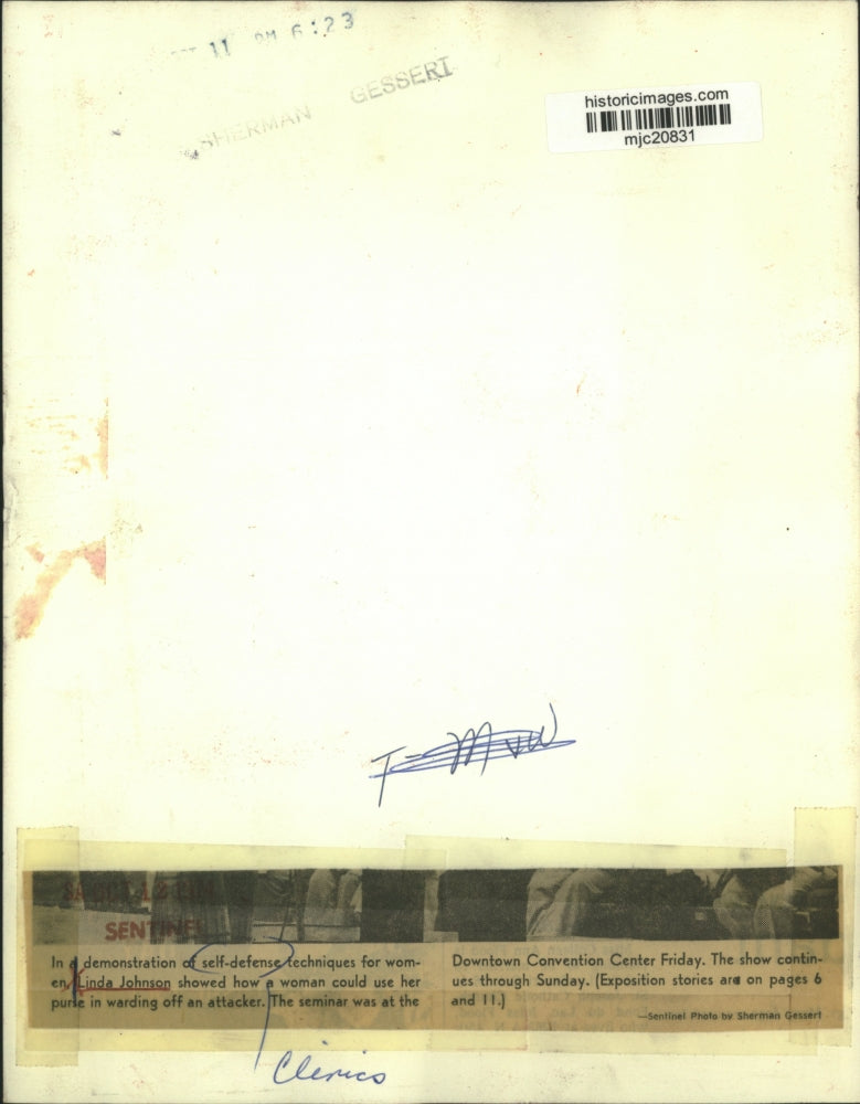 1974 Press Photo Linda Johnson demonstrates how to use purse, self-defense move