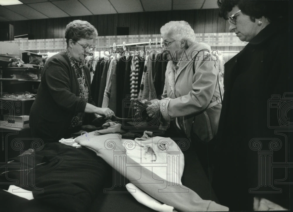 1995 Press Photo Merrill Andresen &amp; others Segall&#39;s Special Clothing, Milwaukee- Historic Images