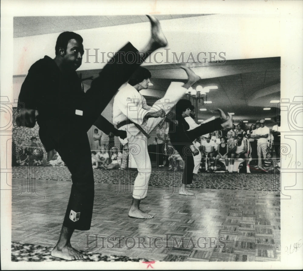 1976 Press Photo Karate students exercise for a shopping mall crowd - mjc20922- Historic Images