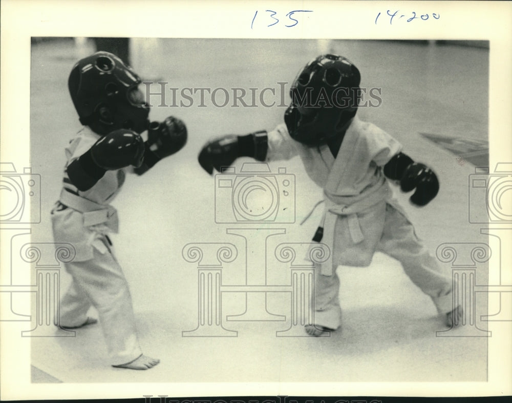 1983 Press Photo Young Karate students in a barefoot sparring session- Historic Images