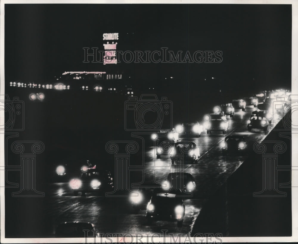 1959 Press Photo Bumper to bumper traffic in Milwaukee, Wisconsin- Historic Images