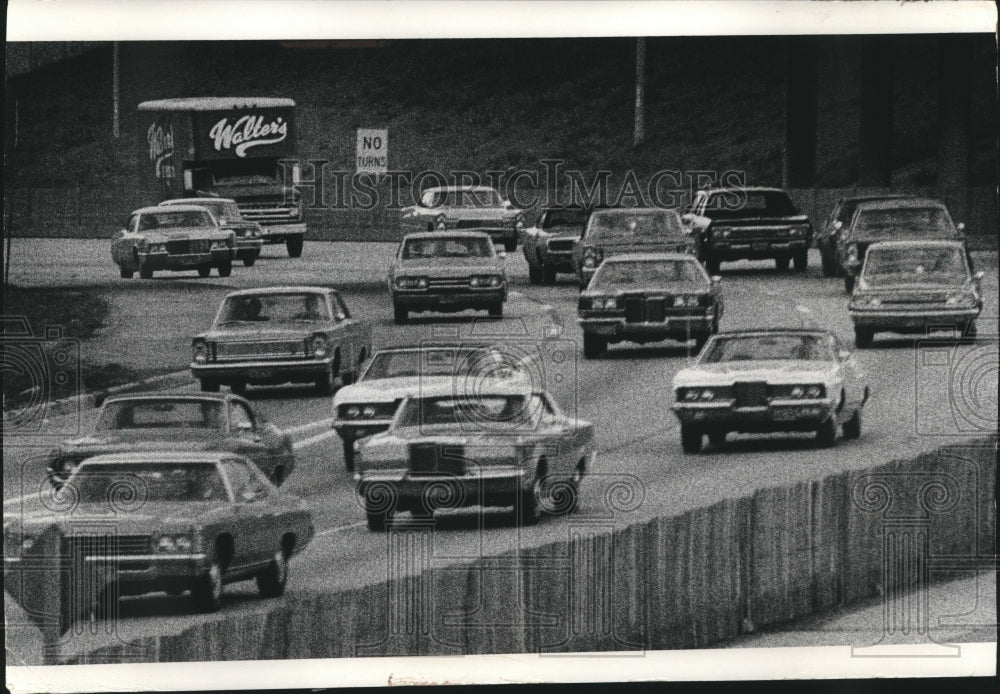 1971 Press Photo Traffic in downtown Milwaukee, Wisconsin- Historic Images