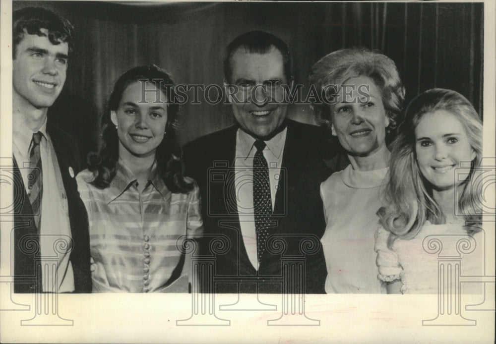 1972 Press Photo President Nixon With Pat, Julie, David Eisenhower, and Tricia- Historic Images