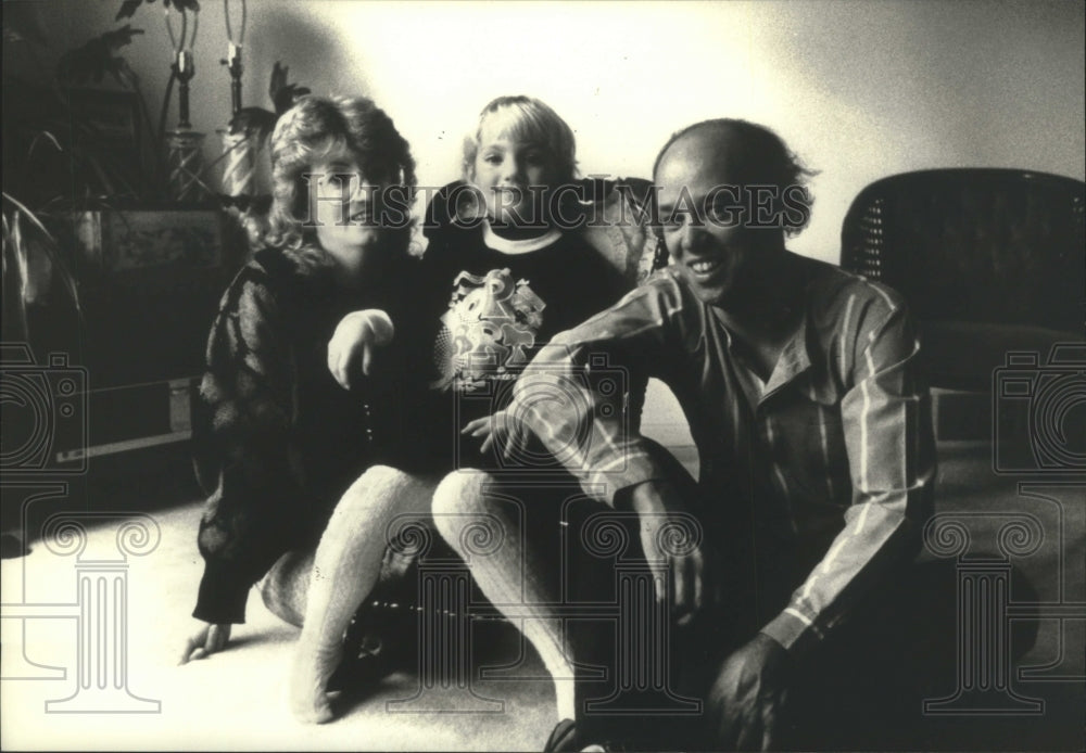 1990 Press Photo Jeff Schulz, road musician, with wife Debbie and daughter Lana.- Historic Images