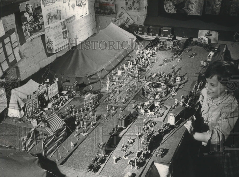 1963 Press Photo Karen Runge with her grandfathers miniature circus performers- Historic Images