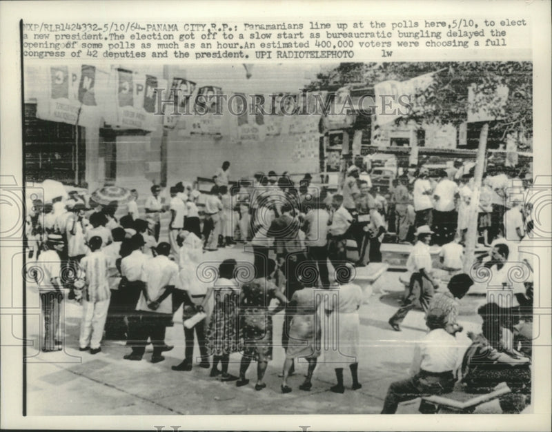 Load image into Gallery viewer, 1964 Press Photo Panamanians Line Up At Polls To Elect President in Panama
