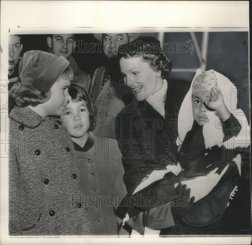 1957 Press Photo Send off of Prince Mashhur by Mrs. Nixon, daughters, Washington
