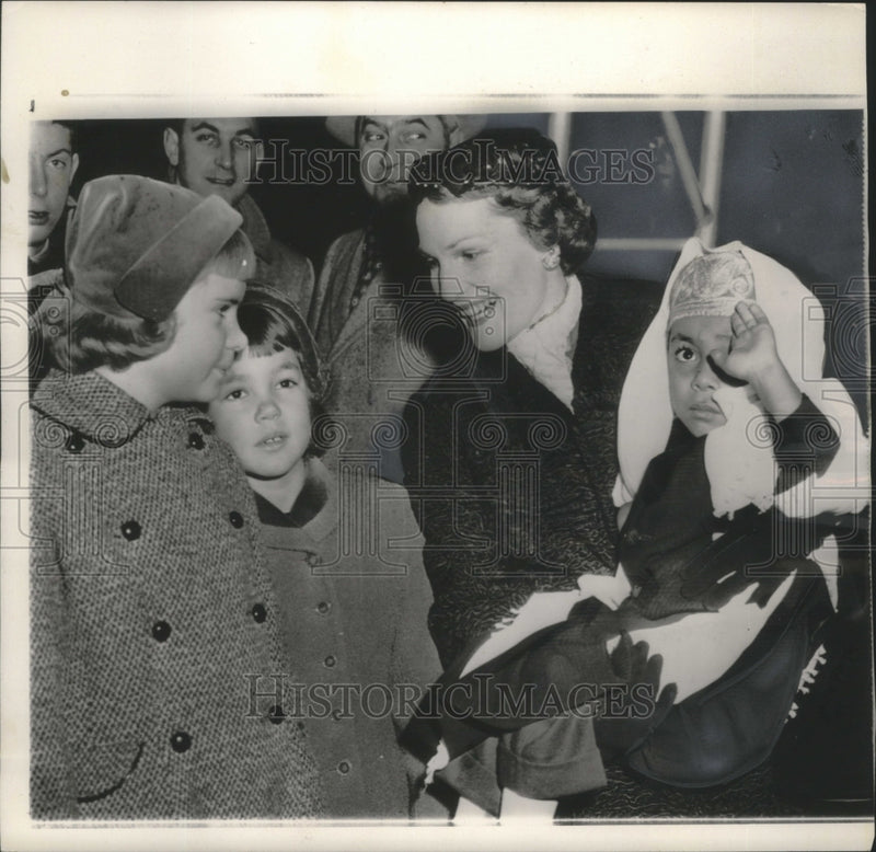 Load image into Gallery viewer, 1957 Press Photo Send off of Prince Mashhur by Mrs. Nixon, daughters, Washington
