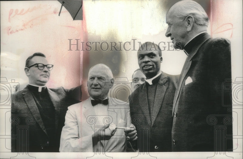 Load image into Gallery viewer, 1968 Press Photo Bishop Laurian Cardinal Rugambwa and others in Indianapolis
