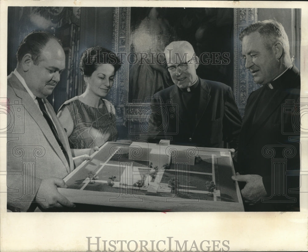 1964 Press Photo Mr. & Mrs. Marc Rojtman donate a model to Marquette University