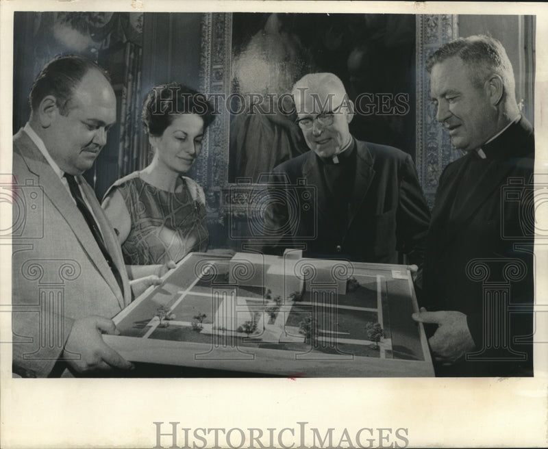 Load image into Gallery viewer, 1964 Press Photo Mr. &amp; Mrs. Marc Rojtman donate a model to Marquette University

