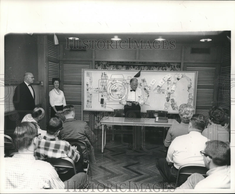 Load image into Gallery viewer, 1961 Press Photo Elmer Schroeder's 40th anniversary party - mjc21394
