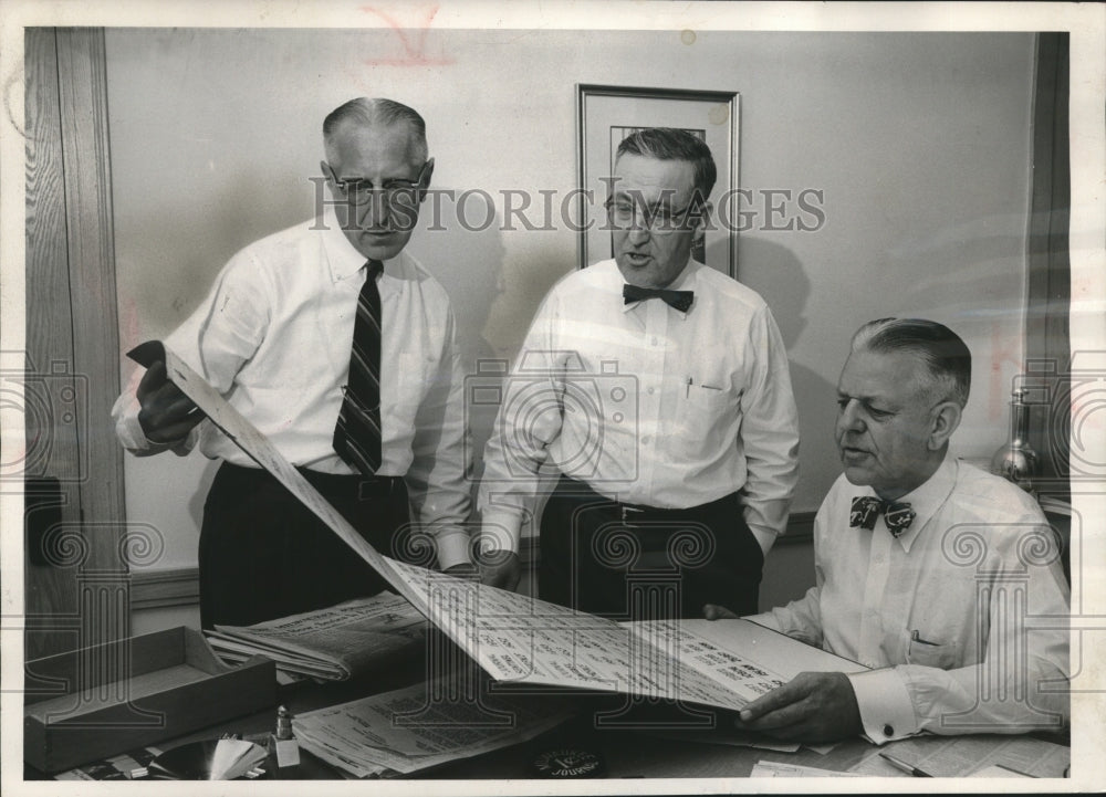 1957 Press Photo Elmer Schroeder at The Journal strategy conference, Wisconsin- Historic Images