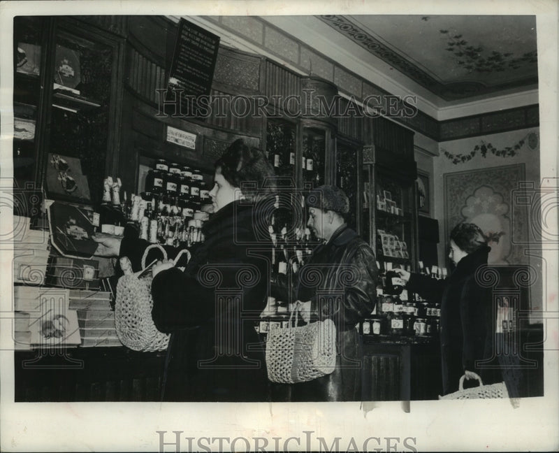 Load image into Gallery viewer, 1955 Press Photo Customers Pick Out Items At Food Shop Number 44 in Russia
