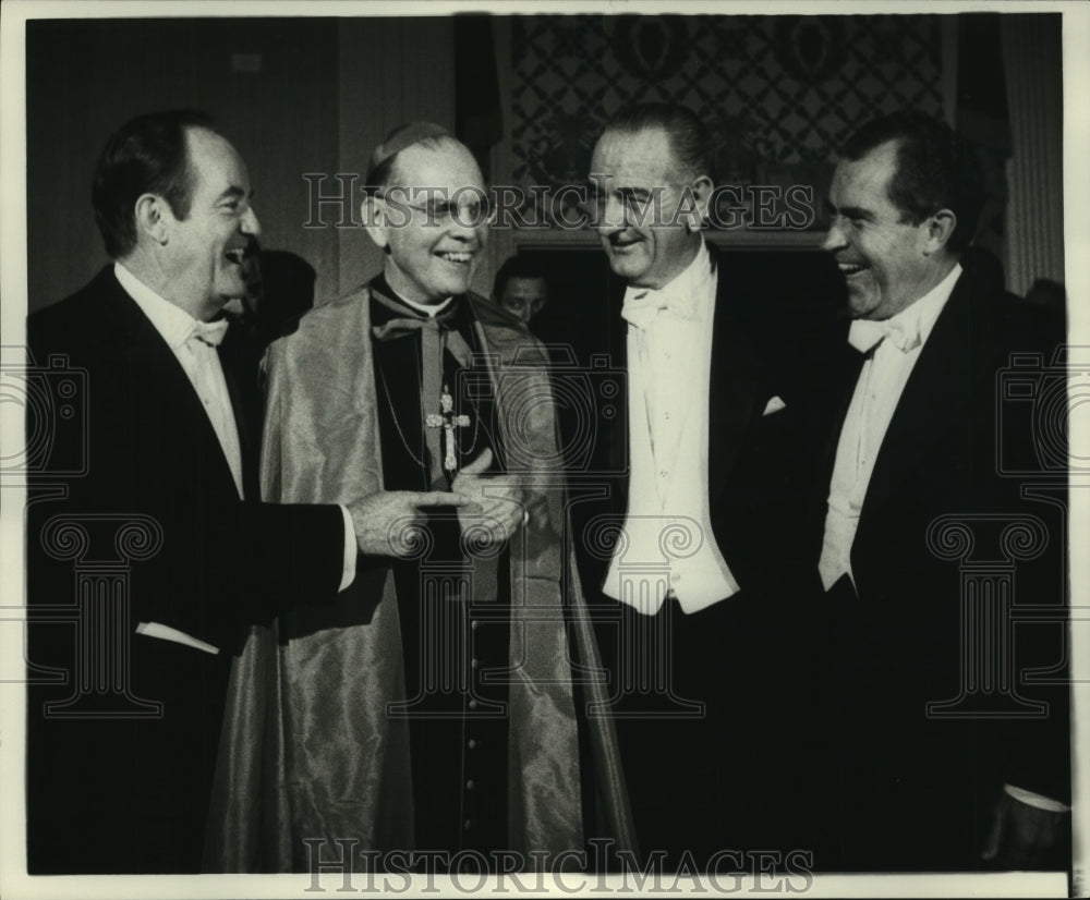 1968 Press Photo Group chats, Al Smith Dinner, New York, Waldorf-Astoria Hotel- Historic Images