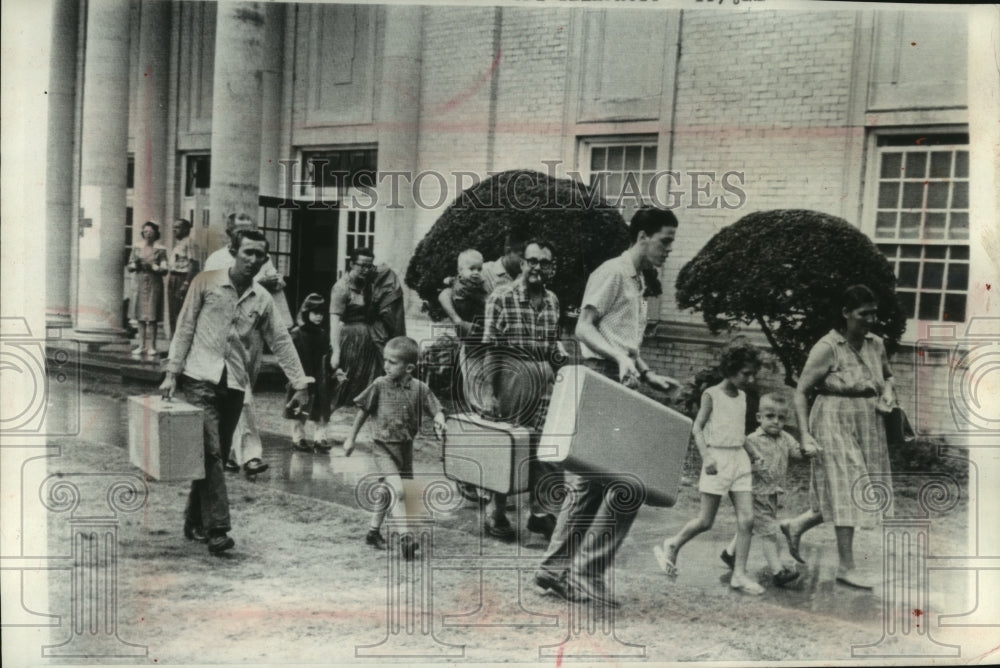 1964 Press Photo Families leave Red Cross center to safety inland Lake Charles