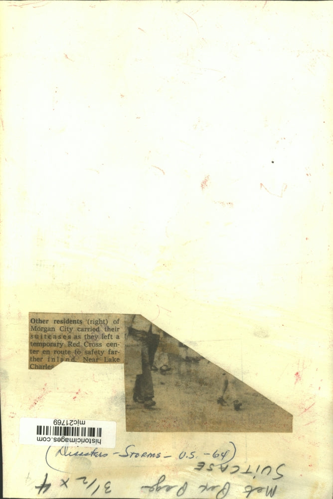 1964 Press Photo Families leave Red Cross center to safety inland Lake Charles