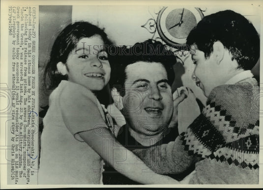 1968 Press Photo Mikis Theodorakis embraced by his children in Athens home- Historic Images
