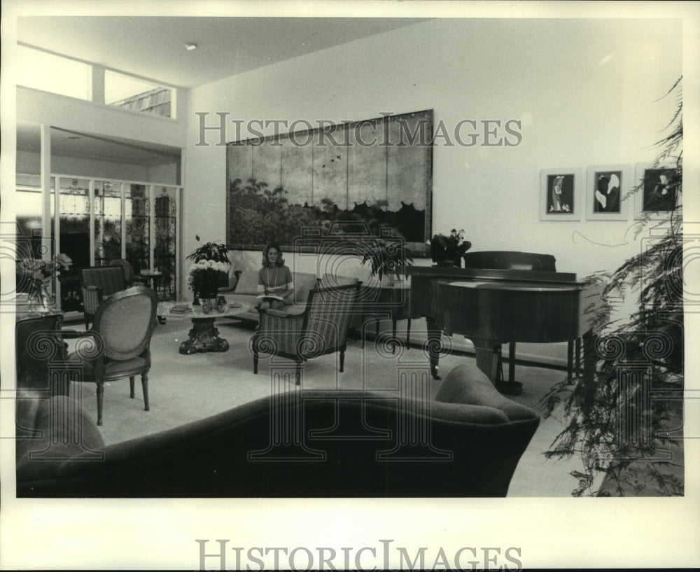 1971 Press Photo Mrs. Tarr in her Arlington home, furnished with antiques- Historic Images