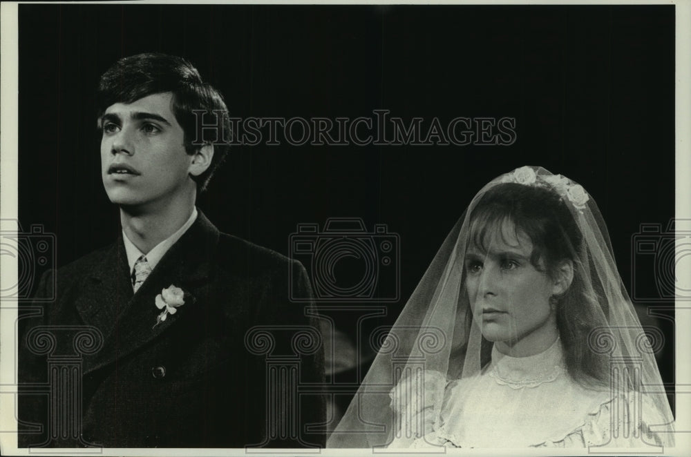 1977 Press Photo Rob Benson, Glynnis O&#39;Connor actors star in &quot;In Our Town.&quot;- Historic Images