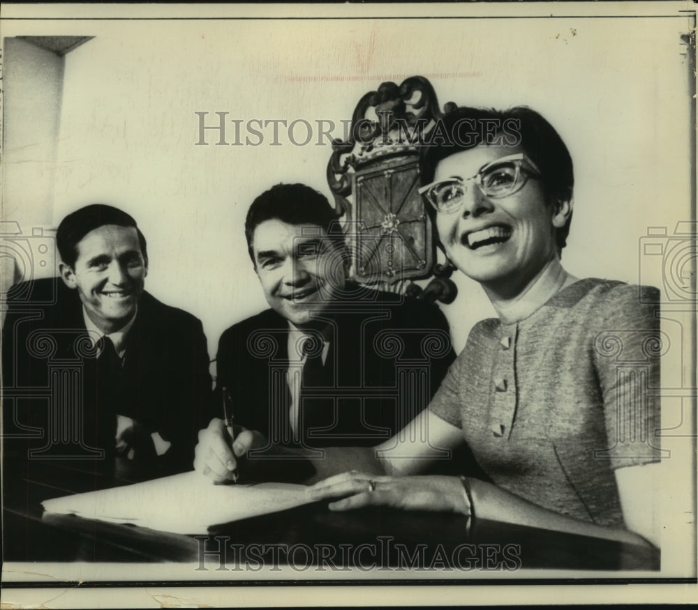 1968 Press Photo Billie Jean King signs professional tennis contract - mjc21984- Historic Images