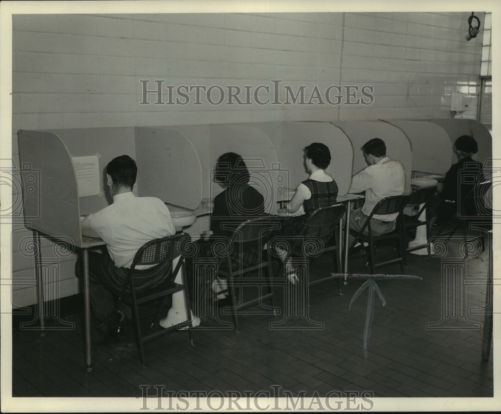 1953 Press Photo Students at University of Wisconsin doing a taste testing quiz- Historic Images