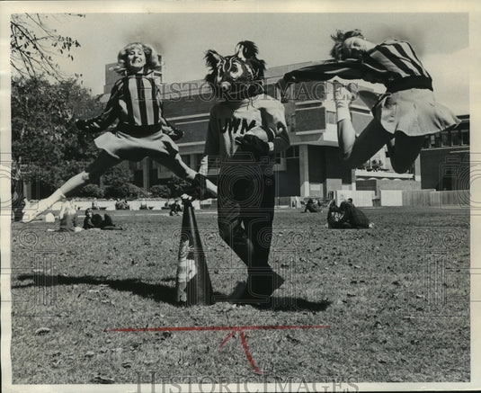 1967 Press Photo Jean Swanson and Chris Leonard with University Mascot- Historic Images