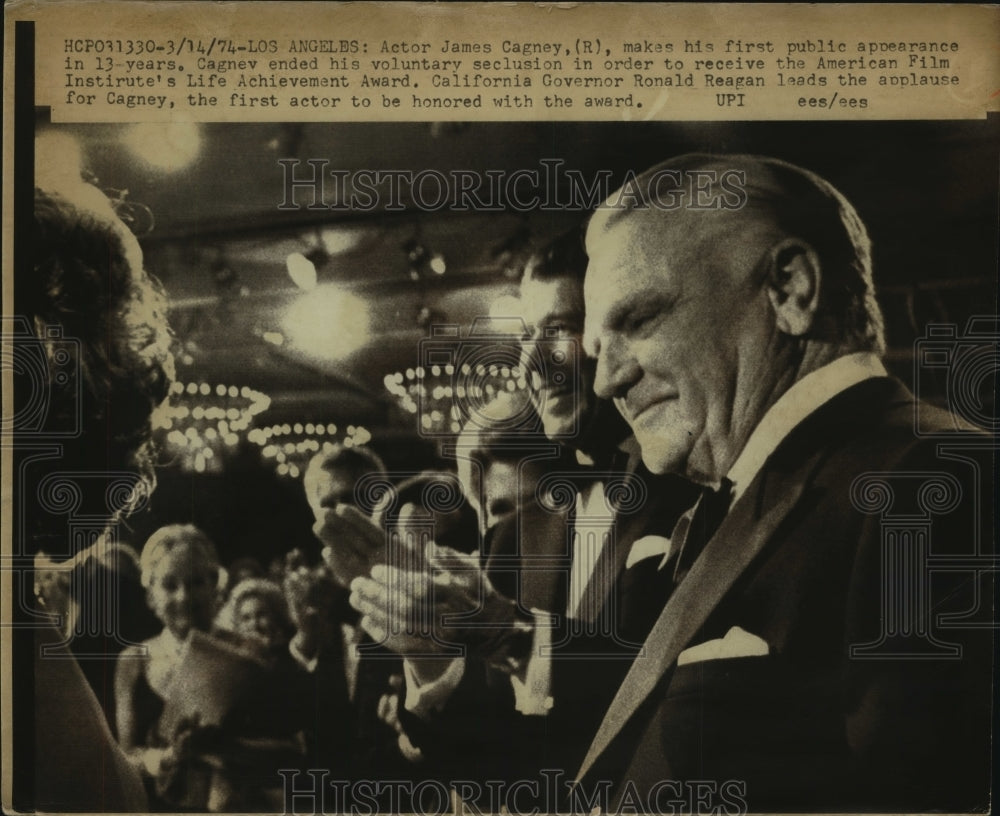 1974 Press Photo Actor James Cagney receives award while Ronald Reagan claps- Historic Images