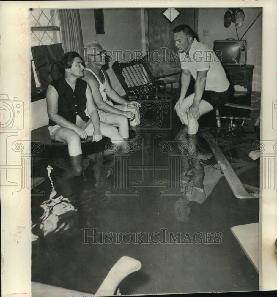 1963 Press Photo The Henry Pfister's flooded home in Texas after Hurricane Cindy