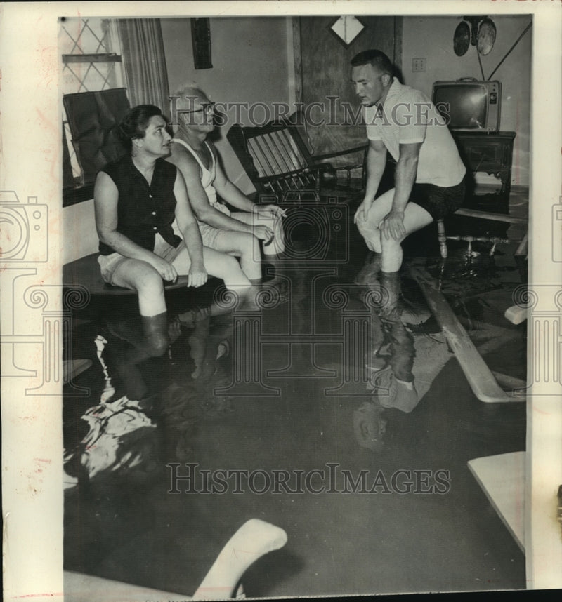 Load image into Gallery viewer, 1963 Press Photo The Henry Pfister's flooded home in Texas after Hurricane Cindy
