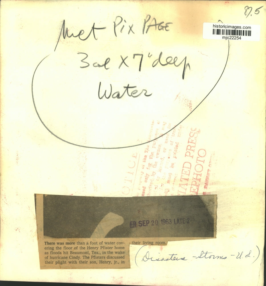 1963 Press Photo The Henry Pfister's flooded home in Texas after Hurricane Cindy