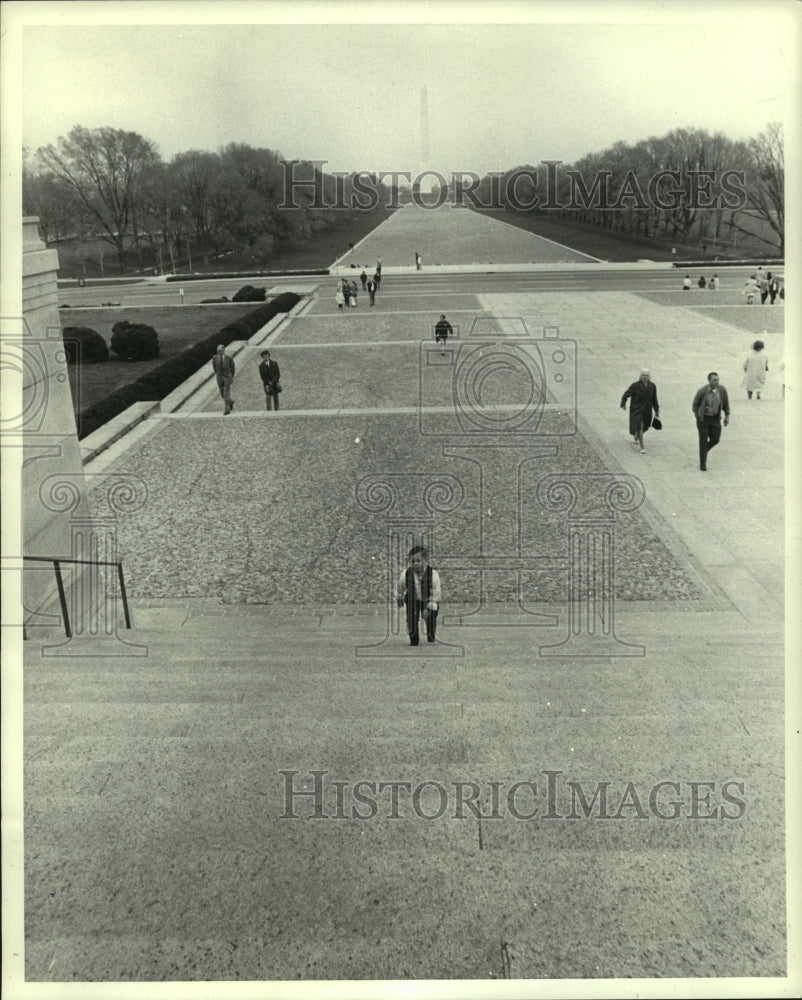 1973 Press Photo Tiniest Man Mihaly Mezaros Climbs Steps To Lincoln Monument
