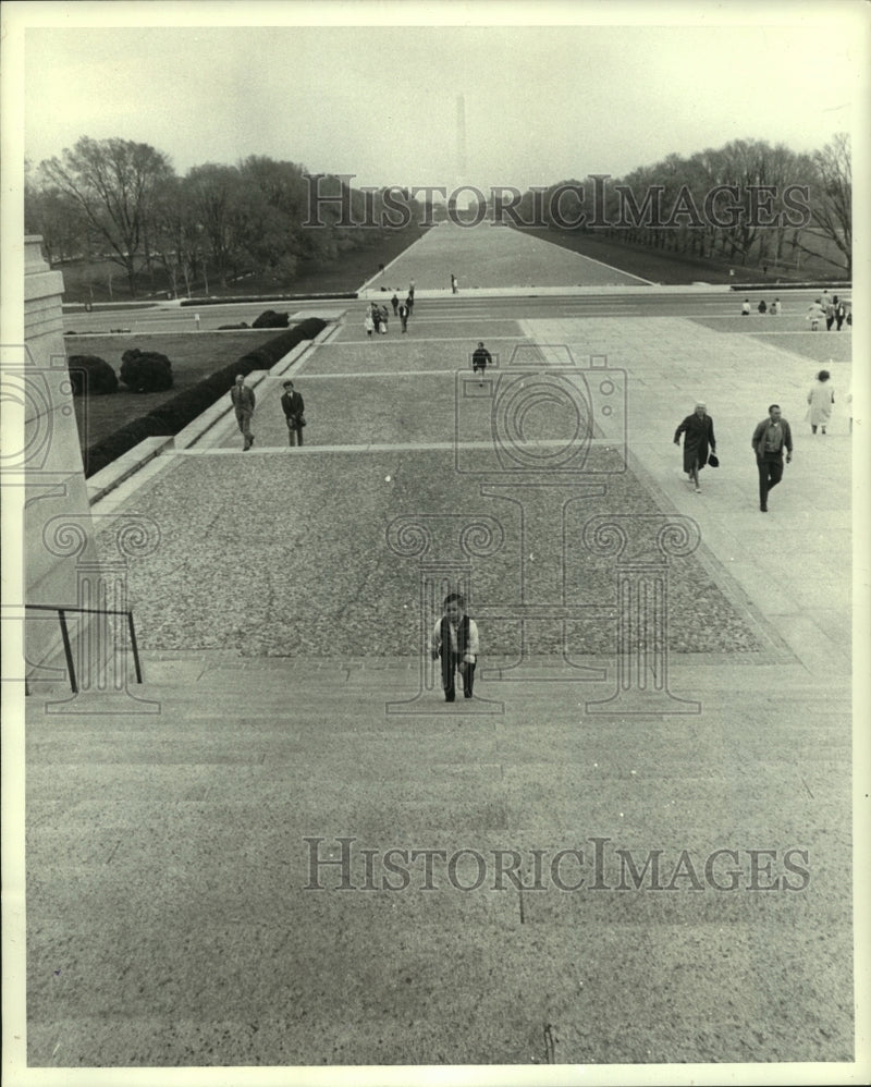 Load image into Gallery viewer, 1973 Press Photo Tiniest Man Mihaly Mezaros Climbs Steps To Lincoln Monument
