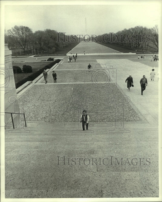 1973 Press Photo Tiniest Man Mihaly Mezaros Climbs Steps To Lincoln Monument