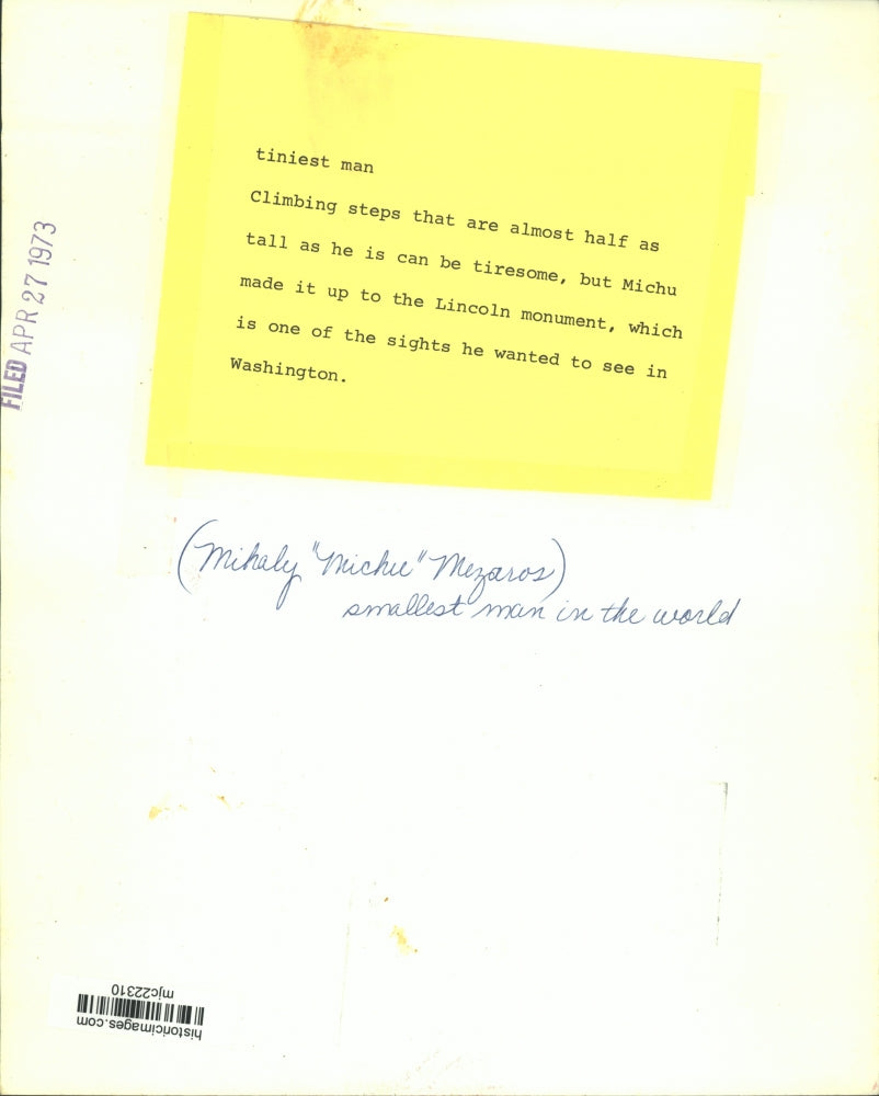 1973 Press Photo Tiniest Man Mihaly Mezaros Climbs Steps To Lincoln Monument