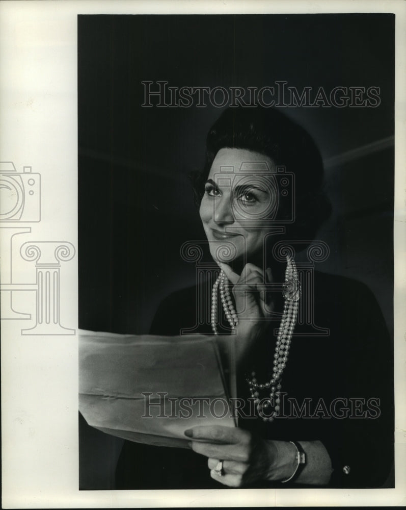 1963 Press Photo Abigail Van Buren Holds Papers While Thinking What To Say- Historic Images