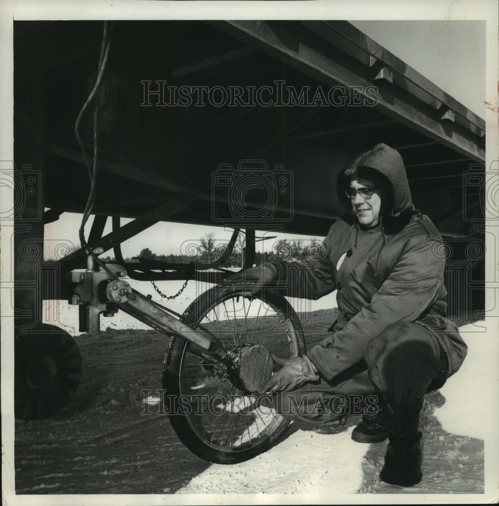 1965 Press Photo Brian Wheeler of White Motor Co checks a wheel, Cleveland- Historic Images