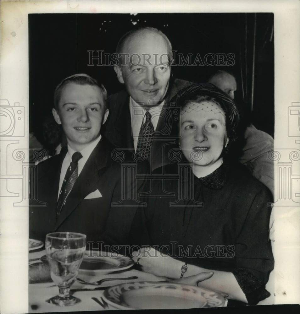 1951 Press Photo Harold E. Stassen and family in Philadelphia - mjc22413