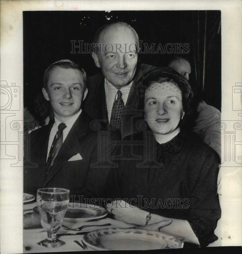 Load image into Gallery viewer, 1951 Press Photo Harold E. Stassen and family in Philadelphia - mjc22413
