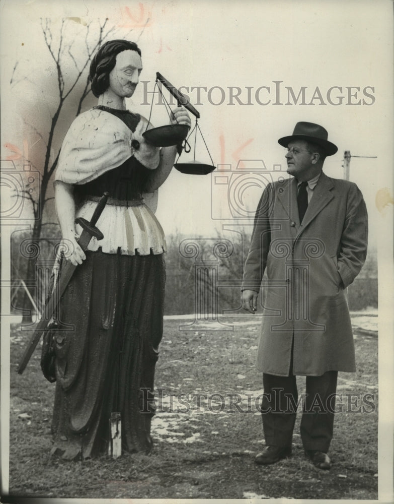 1956 Press Photo Man Stands Next To Madame Justice Statue At Portage Courthouse- Historic Images