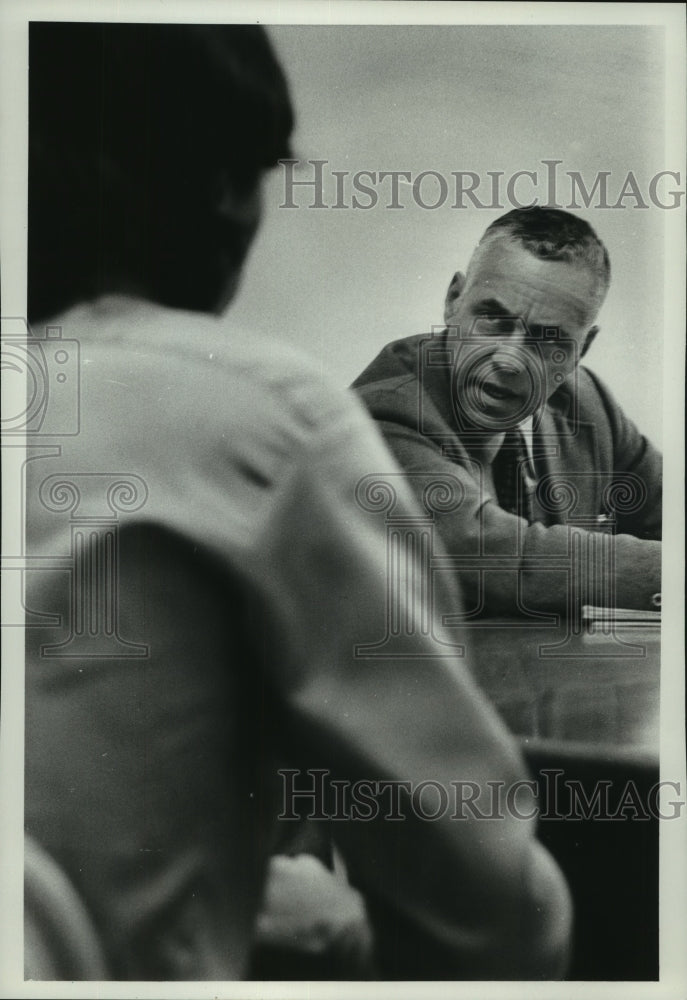 Load image into Gallery viewer, 1975 Press Photo Wisconsin State Parole Board Member Eugene H. Thomas
