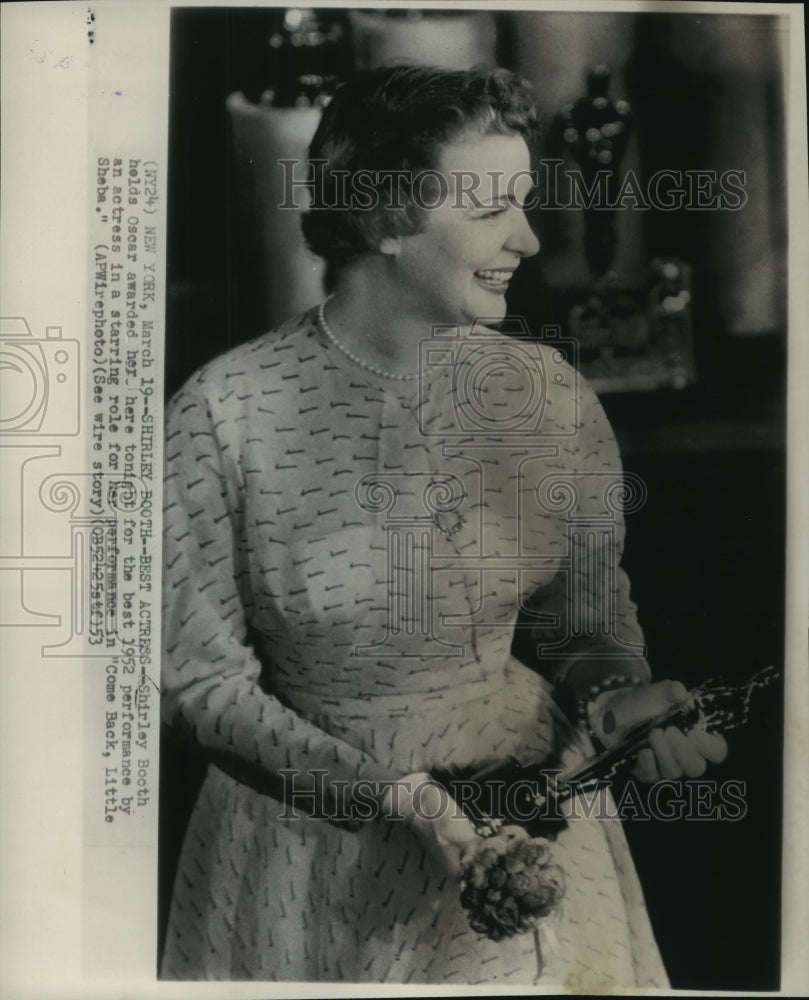 1953 Press Photo Shirley Booth holds her Oscar for &quot;Come Back, Little Sheba&quot;- Historic Images
