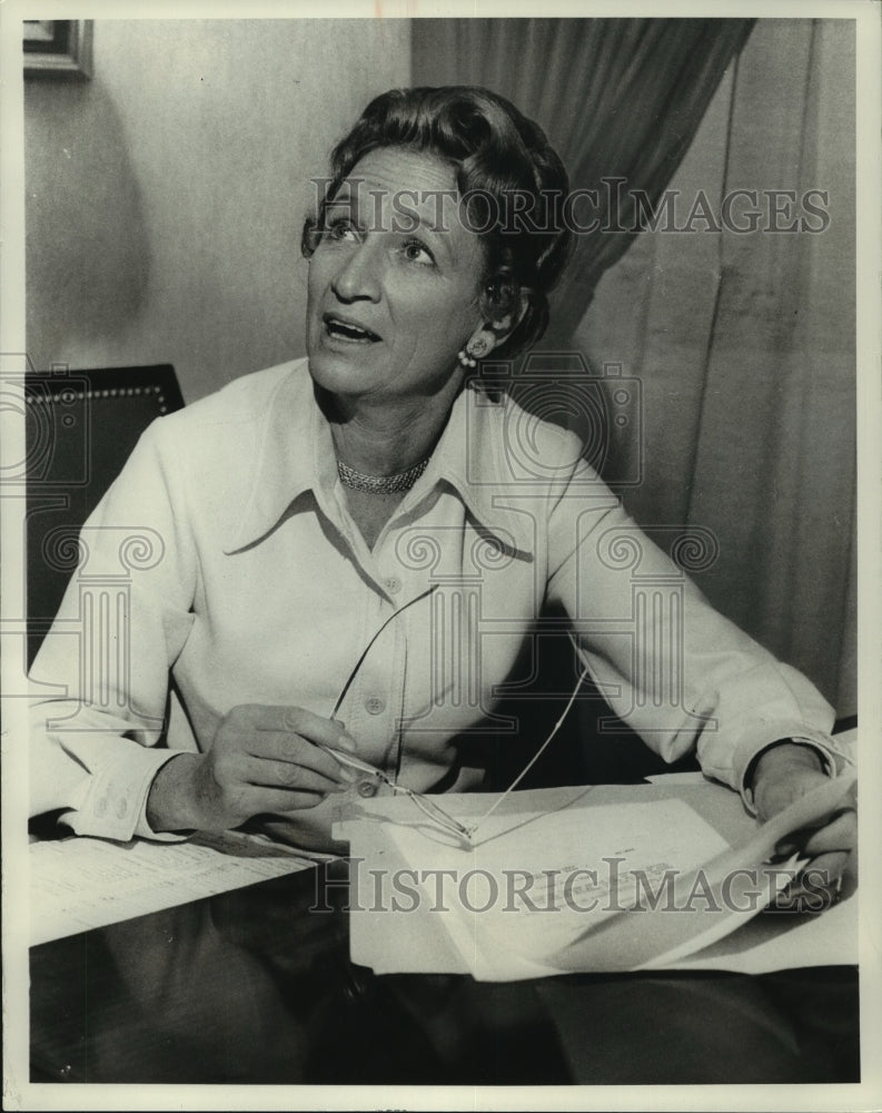 1974 Press Photo Bank President Doris M. Tarrant Works At Desk In New Jersey- Historic Images