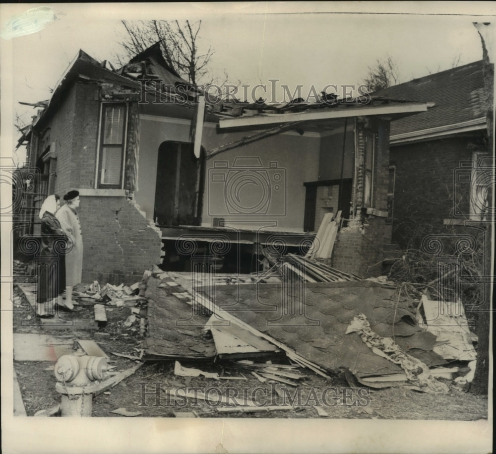 1961 Press Photo A Chicago home&#39;s wall was blown out by a tornado Saturday- Historic Images