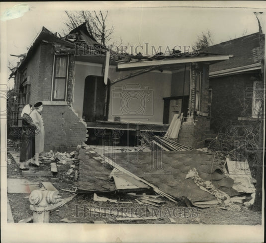 1961 Press Photo A Chicago home's wall was blown out by a tornado Saturday- Historic Images