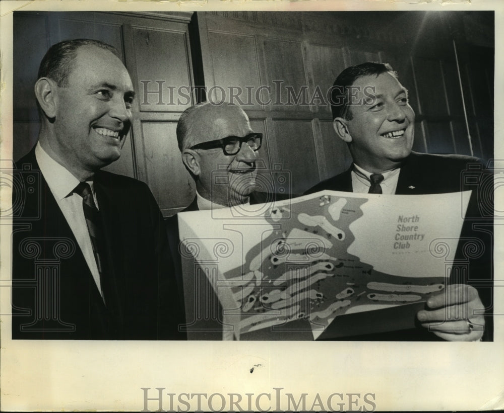 1968 Press Photo Bernie Strachota And Others Discuss Milwaukee Open Golf Meet- Historic Images