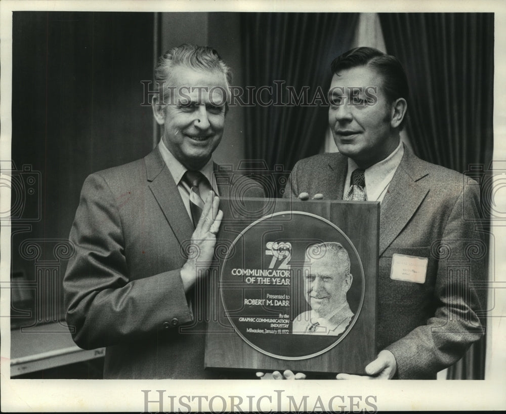 1972 Press Photo Robert Darr (left) receives Communicator of the Year award- Historic Images